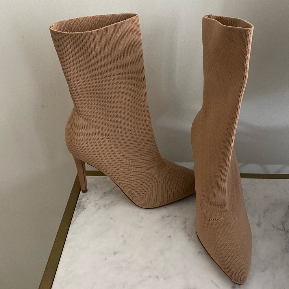 Form fitting fall pump shoe